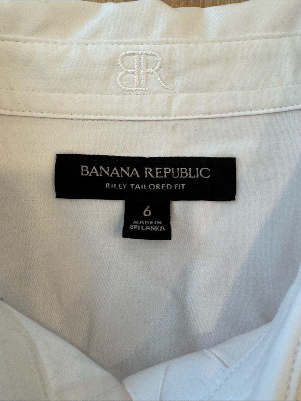 Women’s size 6 White Button-Down Dress Shirt - Banana Republic - Picture 5 of 6